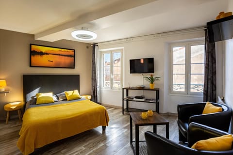Bed, Living room, Photo of the whole room