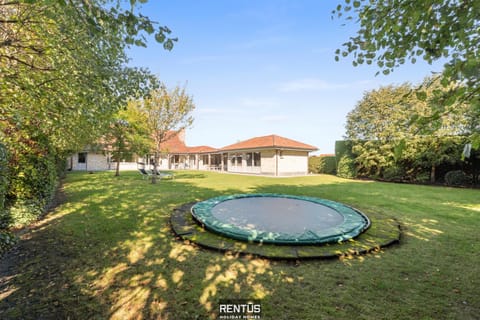 Property building, Day, Garden, Garden view
