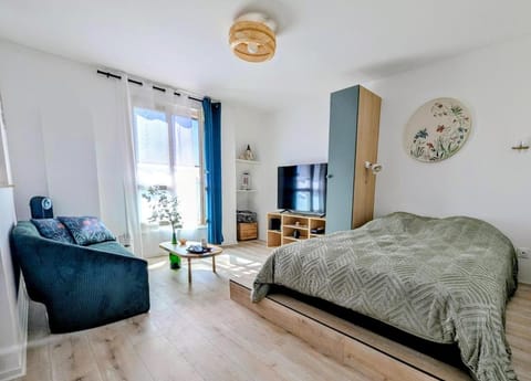 Bed, Living room, Photo of the whole room, Seating area, Bedroom