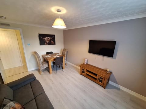 Communal lounge/ TV room, TV and multimedia, Living room, Seating area, Dining area, Evening entertainment