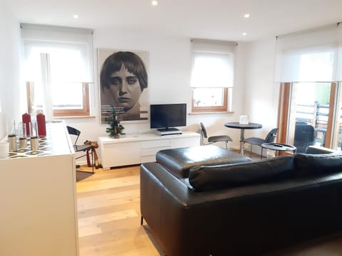 Communal lounge/ TV room, TV and multimedia, Seating area