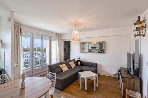 Communal lounge/ TV room, TV and multimedia, Living room, Seating area