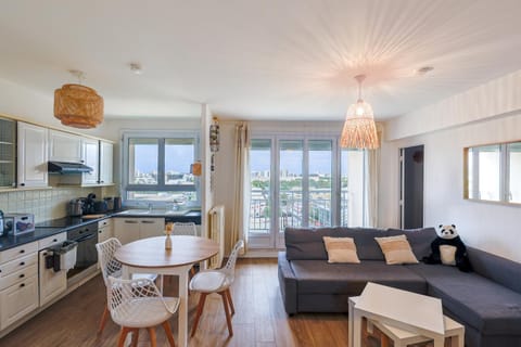 Kitchen or kitchenette, Living room, Seating area, Dining area, stove