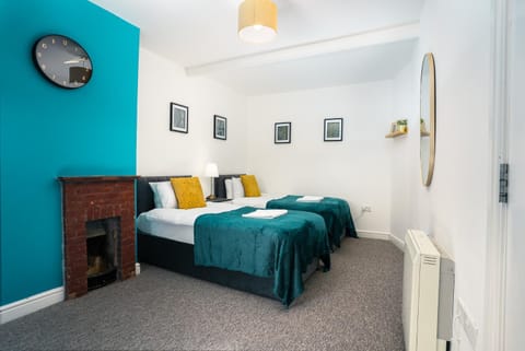 Bed, Photo of the whole room, Bedroom, heating, internet