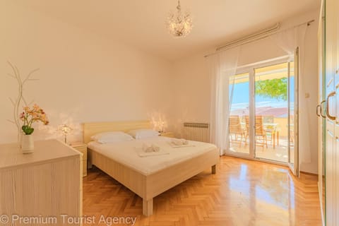 Bed, Balcony/Terrace, Bedroom, wardrobe