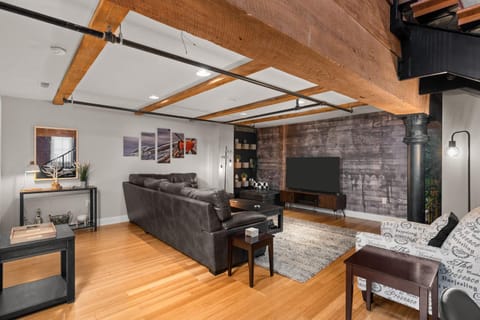 Two Story Penthouse - Walk to the Convention Ctr Apartment in Indianapolis