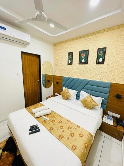 Bed, Bedroom, wardrobe, air conditioner