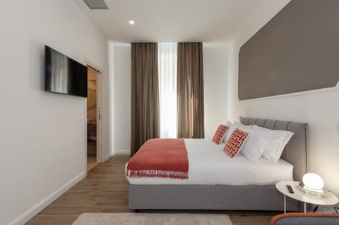 Bed, TV and multimedia, Photo of the whole room, Bedroom