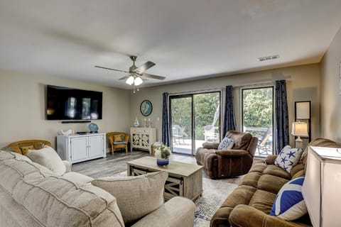 Luxury 3 BR Condo at 569 Queens Grant Updated kitchen and baths 2 Kings Queen Double Twin & Sleeper House in Hilton Head Island