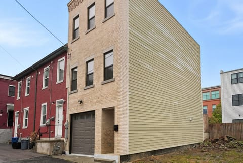 2 Bedroom 2 and a Half Bath Townhouse Stadium and Downtown Nearby House in Pittsburgh