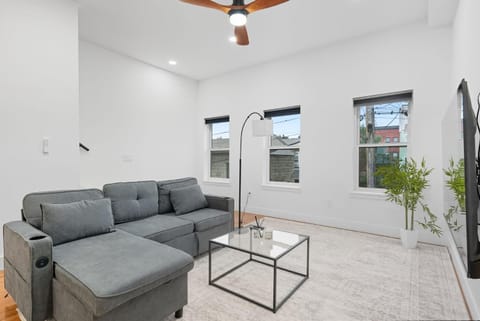 2 Bedroom 2 and a Half Bath Townhouse Stadium and Downtown Nearby House in Pittsburgh