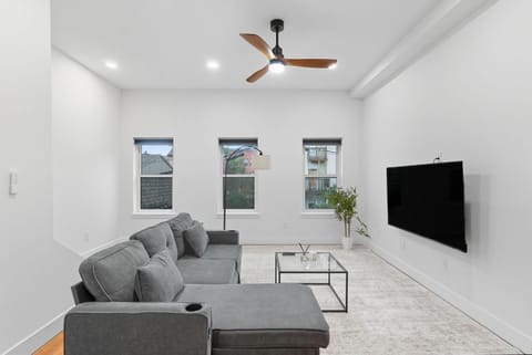 2 Bedroom 2 and a Half Bath Townhouse Stadium and Downtown Nearby House in Pittsburgh