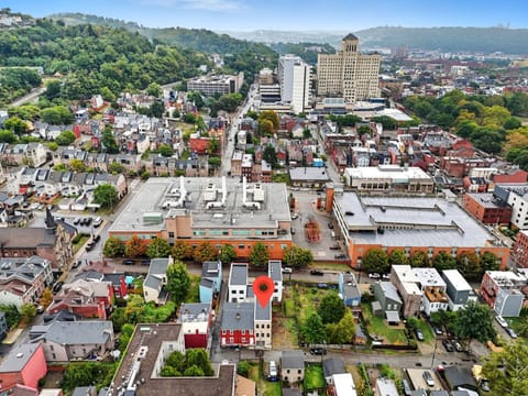 2 Bedroom 2 and a Half Bath Townhouse Stadium and Downtown Nearby House in Pittsburgh