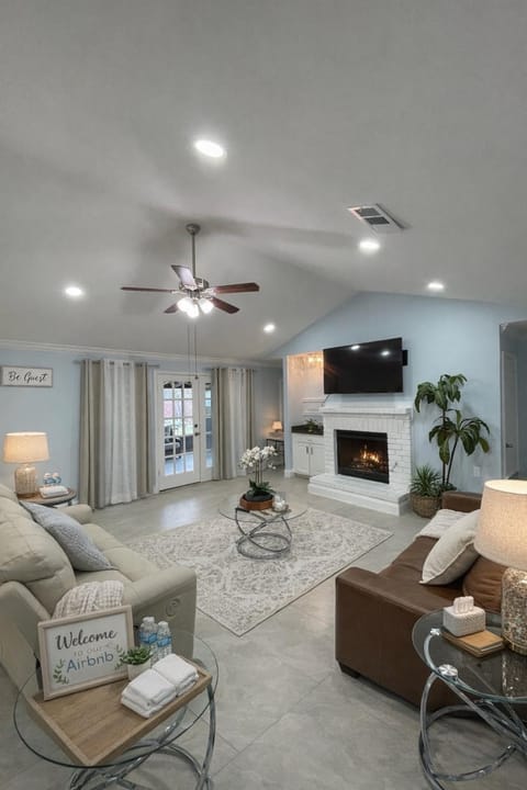 Living room, Seating area, fireplace