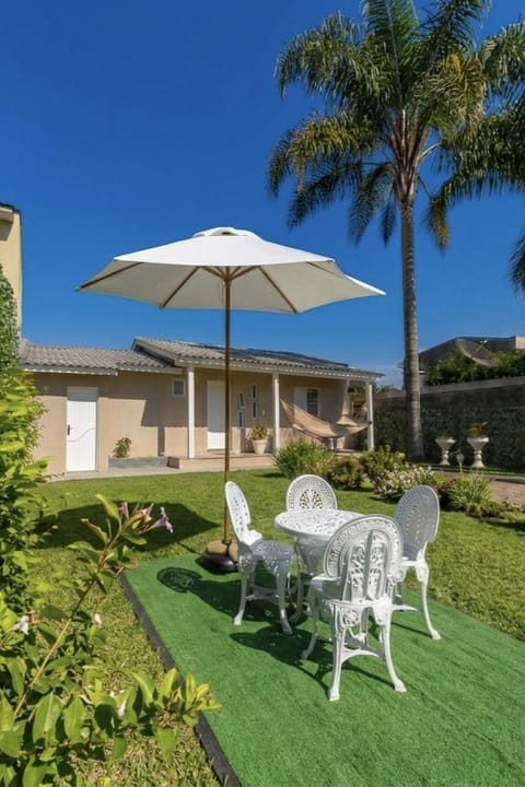 Property building, Patio, Spring, Day, Garden, Spa and wellness centre/facilities, Garden view, sunbed