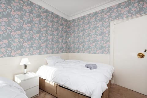 Beautiful 'Mayfield' Villa with private pool! House in Salford