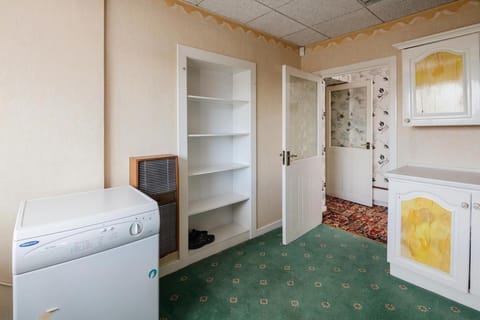 Beautiful 'Mayfield' Villa with private pool! House in Salford