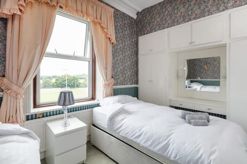 Beautiful 'Mayfield' Villa with private pool! House in Salford