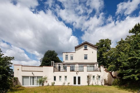 Beautiful 'Mayfield' Villa with private pool! House in Salford