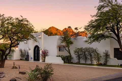 Property building, Patio, Neighbourhood, Garden, Inner courtyard view