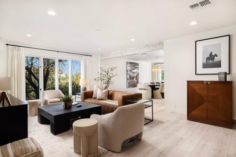 TV and multimedia, Living room, Photo of the whole room, Decorative detail, Seating area