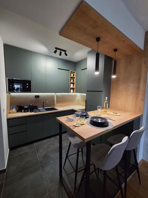 Kitchen or kitchenette, Dining area