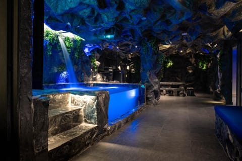 Hot Tub, Kitchen or kitchenette, Dining area, Pool view, Swimming pool