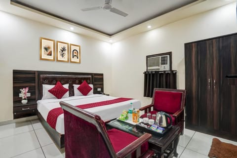 Bed, Living room, Photo of the whole room, Seating area, Bedroom, fireplace, towels