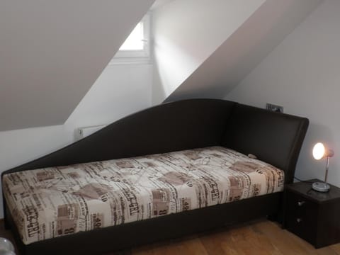 Seating area, bunk bed