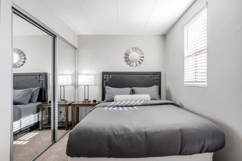 Group Stay - 7 Apts Near Lucas Oil Stadium Apartment in Indianapolis