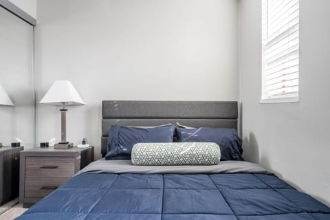 Group Stay - 7 Apts Near Lucas Oil Stadium Apartment in Indianapolis