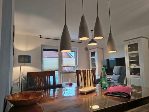Property building, Business facilities, Dining area, Food, Food, Dinner, Seasons, Time of day