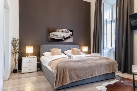 Property building, Bed, TV and multimedia, Bedroom, towels
