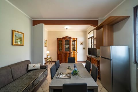 Kitchen or kitchenette, Living room, Seating area, Dining area, minibar, oven