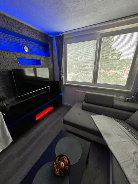 Communal lounge/ TV room, TV and multimedia, Living room, Seating area, Evening entertainment