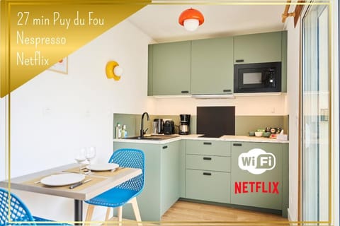 Coffee/tea facilities, Kitchen or kitchenette, Dining area, microwave, stove, toaster