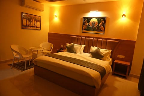Bed, Photo of the whole room, Seating area, Bedroom, air conditioner