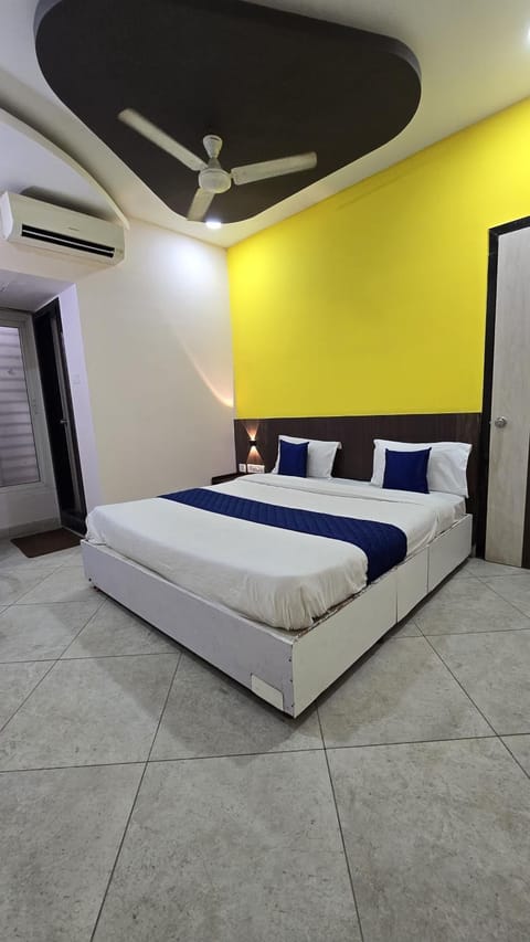 Bed, Photo of the whole room, Bedroom, fireplace, air conditioner