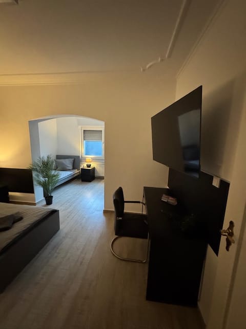 Bed, TV and multimedia, Photo of the whole room, Bedroom