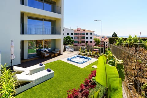 Property building, Communal lounge/ TV room, Spring, Day, Living room, Evening entertainment, Parking