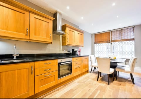 Kitchen or kitchenette, Dining area, dishwasher, minibar, oven, stove, toaster