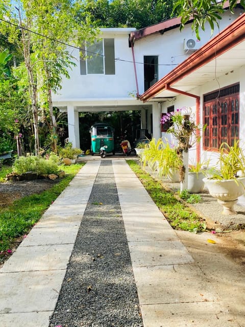 Property building, Day, Garden, Garden view, Street view