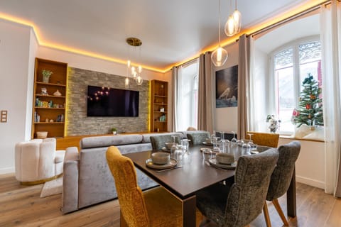 TV and multimedia, Living room, Seating area, Dining area