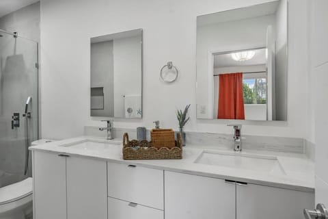 Casa Blanca Lighthouse Point with 3 BR with Pool Villa in Lighthouse Point