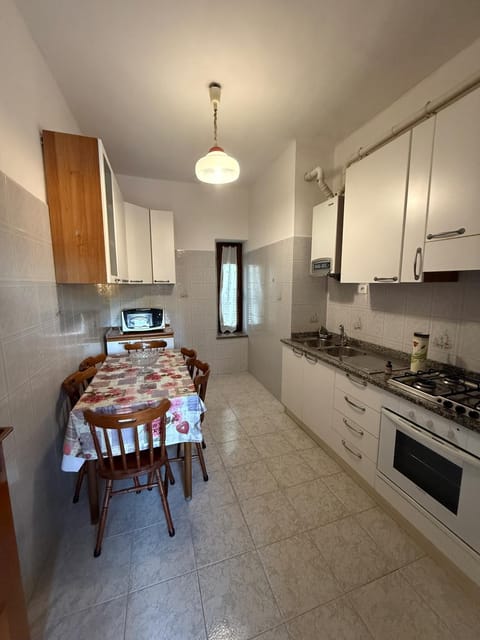 Kitchen or kitchenette, Dining area, stove