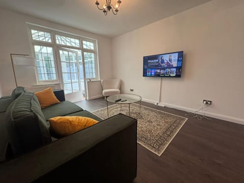 Communal lounge/ TV room, TV and multimedia, Living room, Seating area