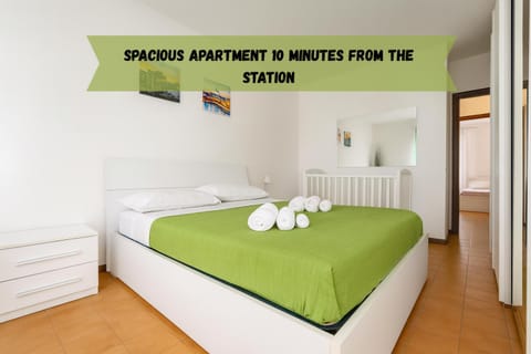 Bed, Photo of the whole room, Bedroom, Text overlay, towels