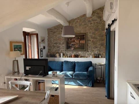 TV and multimedia, Living room, Seating area, Dining area, air conditioner