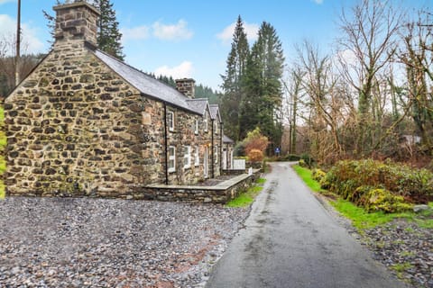 Luxury Cottage near Dolgellau House in Ganllwyd