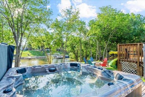 Lakefront! Kayaks, Hot Tub, Foosball, Fire Pit House in Granbury